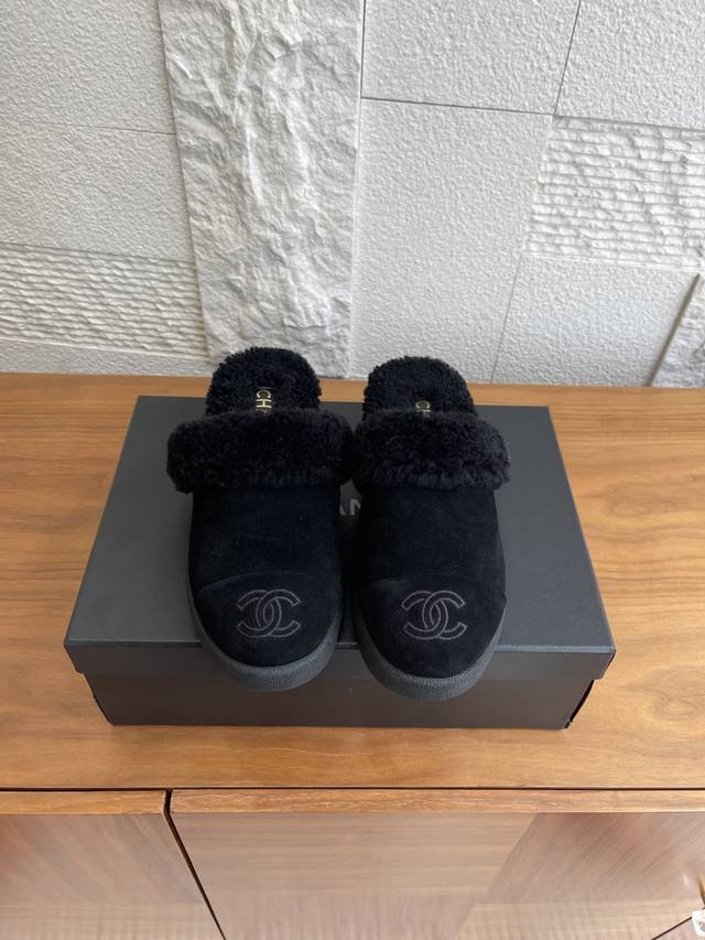 顶级版本:半拖 单鞋 靴子 Chanel 香奈儿 25K 秋冬新款 圆头 电绣双C 厚底 毛拖 雪地靴 Chane这款拼接毛绒短筒靴鞋头位置印有香奈儿经典双Cl