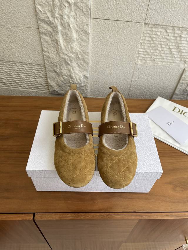 顶级版本: Dior 迪奥 2025 秋冬新款 Dioralps系列 滕格纹 Dior Frost 芭蕾鞋 这款 Dior Frost 芭蕾鞋来自 Dioral