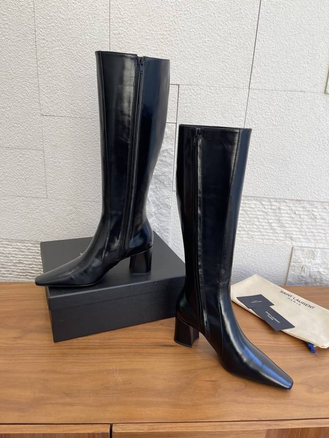 顶级版本: Saint Laurent 圣罗兰 25Ss 秋冬新款 方头 侧拉链 高粗跟 长靴 Saint Laurent 这双高靴，搭配方形尖鞋头，侧面拉链开