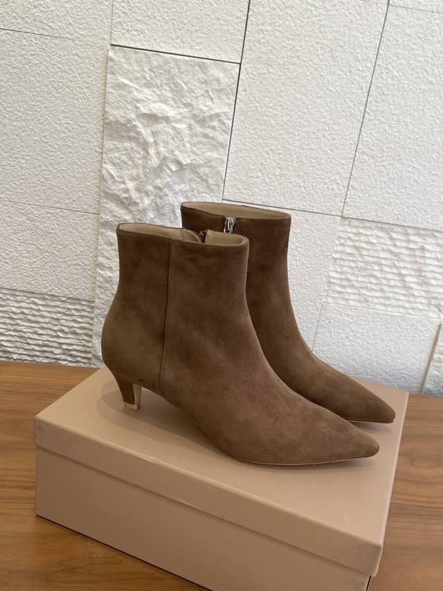 顶级版本: Gianvito Rossi 25Ss 秋冬新款 尖头 内侧拉链 猫跟 及踝靴 短靴 Gianvito Rossi经典尖头设计延伸视觉线条，悄然拉长