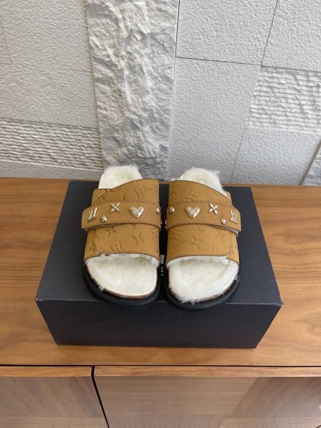 顶级版本: Birkenstock 联名 Lv路易威登款 男女同款 软底 毛拖鞋 Birkenstock Lv路易威登 联名款 采用品牌标志性的压纹老花皮革，鞋