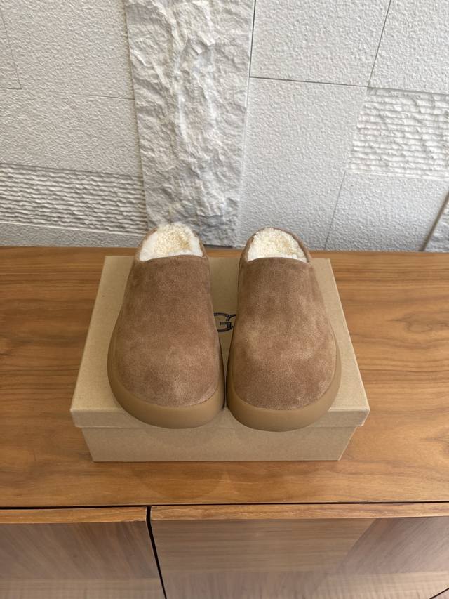 顶级版本: Ugg 2025 秋季新款 大头 厚底 小土豆 勃肯鞋 懒人毛拖 Ugg这款厚底小土豆勃肯鞋，圆润包头+一脚蹬设计，超适合懒人穿搭！鞋面是高丝光绒牛