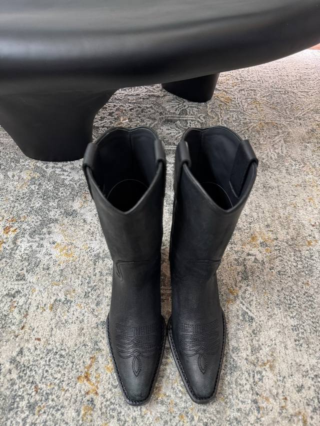 复古做旧短靴 ★面料： 牛皮 内里：羊皮 鞋底：牛皮 优雅风格 创造不一样的感觉 跟高：5 Cm 简约气质款式！ 市场顶级 Show Bdetails ⊿：Si