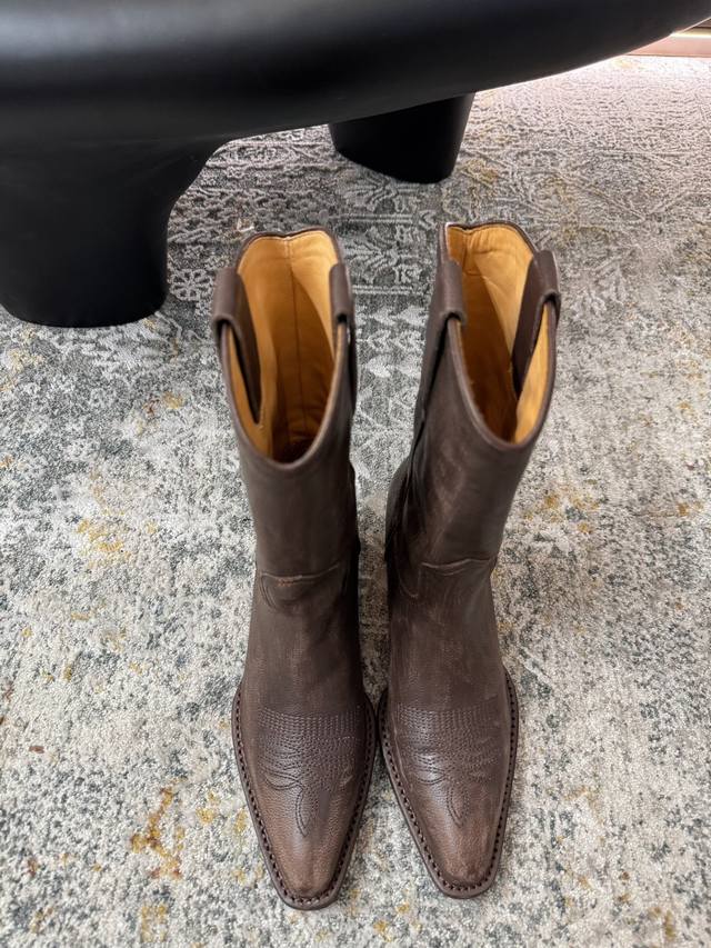 复古做旧短靴 ★面料： 擦色牛皮 内里：羊皮 鞋底：牛皮 优雅风格 创造不一样的感觉 跟高：5 Cm 简约气质款式！ 市场顶级 Show Bdetails ⊿：