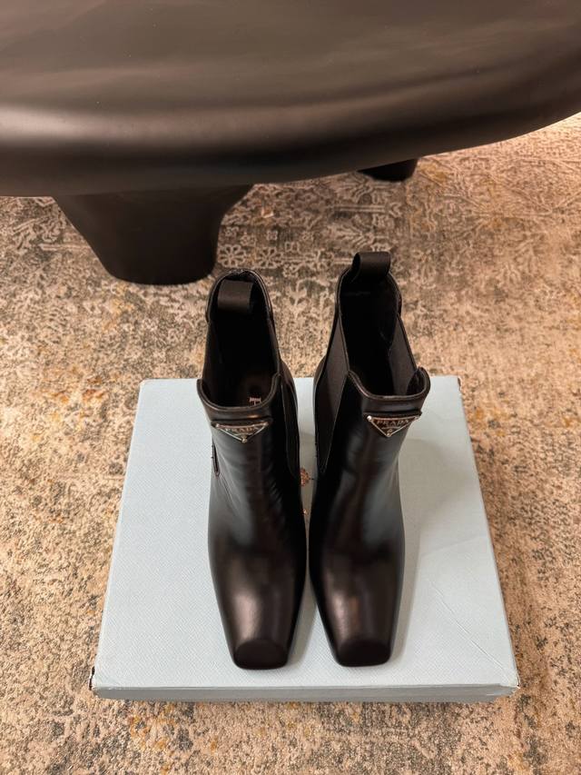 秋冬新品 面料：开边珠 内里：牛皮 鞋底：牛皮底 优雅风格 创造不一样的感觉 跟高 7.5 Cm 专柜包装 简约气质款式！ 市场顶级 Show Bdetails