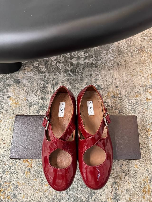 新品芭蕾舞平底鞋，超级火，上脚真的太爱啦，太美了巨舒服 ★面料： 牛漆皮 内里：牛漆皮 鞋底：橡胶底 包装：原版小皮箱 优雅风格 创造不一样的感觉 跟高：1Cm