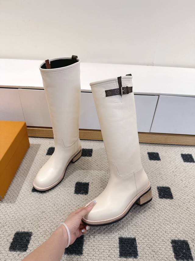 Louis Vuitton Lv 25 Biker 秋冬新款 高筒靴 粗跟一脚蹬 直筒 长靴 厚底骑士靴 本款 Lv Biker 高筒靴以光滑牛皮革塑造机车靴与