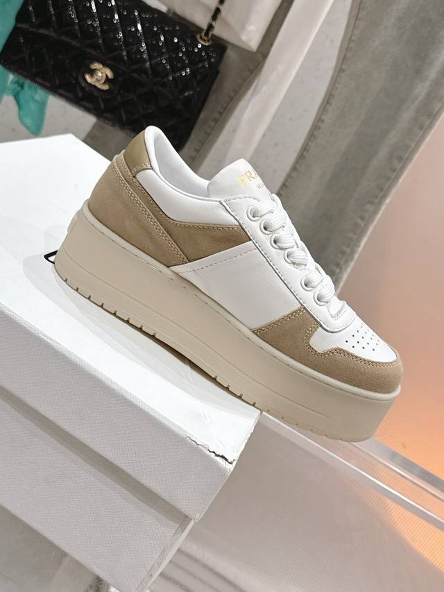 新品厚底三角标休闲鞋，原版购入开发，鞋型非常秀气且不软榻。 脚感也是相当舒服 一年四季都不愁穿搭 面料牛皮+高丝光牛反绒 内里进口柔软牛皮 Tpu灌注大底 原版