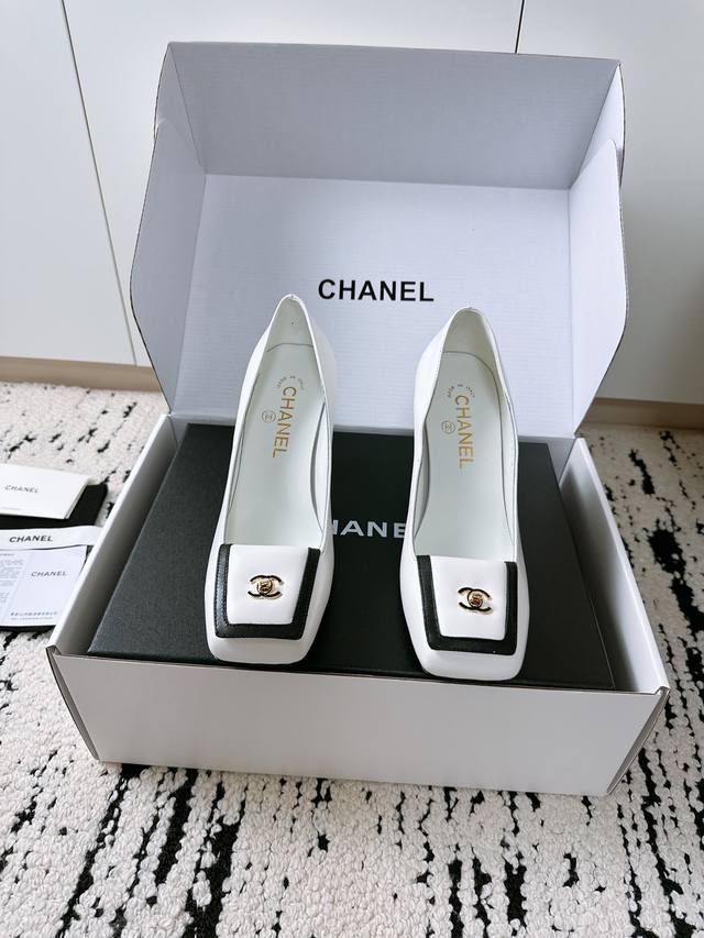 顶级专柜走秀款高跟单鞋 专柜走秀款绝对太帅了 这一季最热门的款式，质感非常柔软舒适不卡脚. 经典的Logo双C珍珠扣搭配，超级时尚 原版进口羊皮 羊猄材料 原版