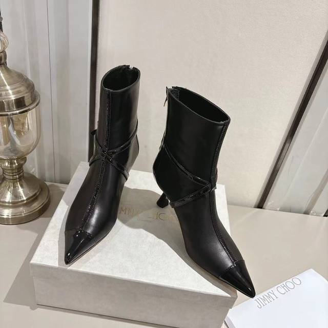 Jimmy Choo 2025早秋Aren pum 高跟鞋，进口柔软小羊皮拼抛光牛皮，质感柔软细腻又不失高级感。尖头6.5厘米小锥跟，优雅稳固，全天上脚不累。日