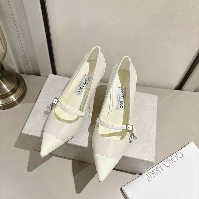 Jimmy Choo 2025早秋Aren pum 高跟鞋，进口柔软小羊皮拼抛光牛皮，质感柔软细腻又不失高级感。尖头6.5厘米小锥跟，优雅稳固，全天上脚不累。日