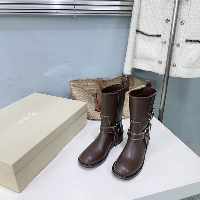 高品质出厂 ！小众潮牌 Unfolio 25Ss秋冬新品宽筒圆头一脚蹬粗跟短靴中靴！ 五金扣带复古潮靴 一脚蹬进时尚圈 麂皮质感自带高级滤镜 金属扣饰狂甩个性态