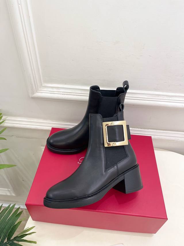 R 25 2025秋冬新品方形钻扣粗切尔西短靴 系列上新~ Rv 专柜主打 原版购入 经典鞋型 极具摩登范儿 代购级别 日常搭配和重要场合搭配的女神款绝对要入手