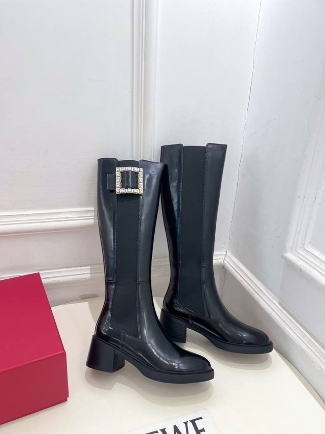 R 25 2025秋冬新品方形钻扣粗跟切尔西长靴 系列上新~ Rv 专柜主打 原版购入 经典鞋型 极具摩登范儿 代购级别 日常搭配和重要场合搭配的女神款绝对要入