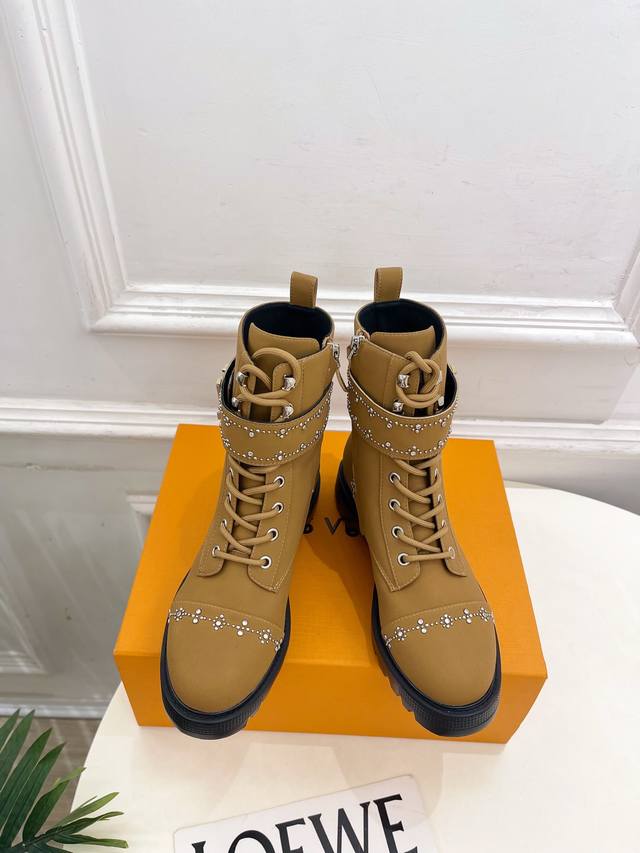 Lv 路易威登 25 2025秋冬新品 顶级版本 专柜主打最新款 水钻鉚钉Lv皮带扣马丁靴 硬货上新 Bs代购级别！高级感十足！国内外博主刷爆的一款，复古又时髦