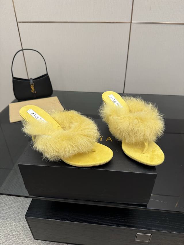 Alaa三角平底拖鞋 High Love Alaa High Love 外网大博人手一双的 这款采用精美心形装饰搭配 品牌全新的雕塑跟，优雅鞋型 休闲舒适兼备具