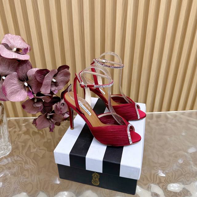 Aquazzura 2025 新款顶级版本 菠萝女士烫钻 高跟凉鞋原版1比1开模鞋跟！施华洛世奇水钻，闪耀光芒 进口羊皮搭配原版开模鞋跟，简单大方 .使鞋子更有