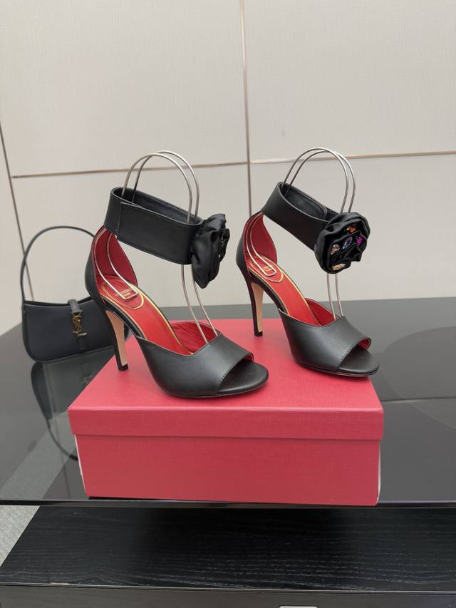 Valentino 高跟玫瑰花爱心带子凉鞋 绝美的质感非常好搭配，任何季节可穿 华伦天奴此系列演绎全新时尚魅力 延续超高跟设计，深得海外知名博主青睐 千万粉丝博