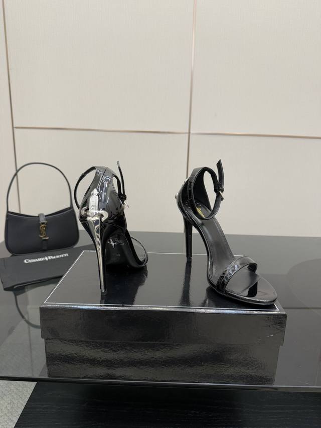 插入心脏的利刃” Cesare paciotti 匕首高跟鞋 绝版重金开模，对版工艺 全系列产品陆续发售 如果一定要受高跟鞋的罪 我希望是Cesare paci