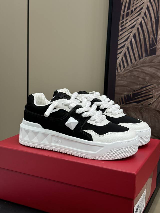 情侣款Valentin O 24秋冬经典厚底 新版面 Fw-鞋面特殊皮革雕刻设计，突显高定工艺，更加轻便透气 5Cm厚底鞋，增高效果明显 放大版铆钉，突显品牌元