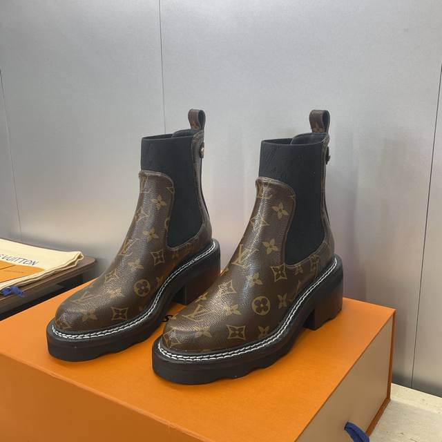 工厂p价p Louis Vuitton* 2025秋冬新款切尔西风格弹力机车短靴 Lv字母Logo五金扣厚底低跟拼色一脚蹬骑士靴 材质：鞋面进口小牛皮 进口老花
