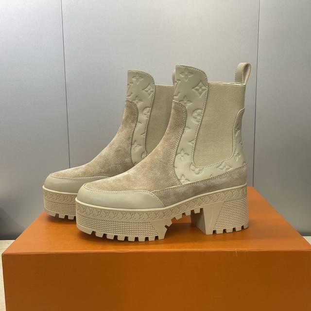 工厂p价p Louis Vuitton* 2025秋冬新款切尔西风格弹力机车短靴 Lv字母Logo厚底低跟防水台拼色一脚蹬骑士靴 材质：鞋面进口小牛皮 进口老花