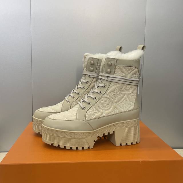 工厂p价p Louis Vuitton* 2025秋冬新款防寒保暖羊羔毛系带机车电绣短靴 Lv字母Logo厚底低跟防水台拼色骑士靴 材质：鞋面进口小牛皮 进口环