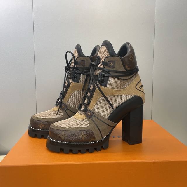 工厂p价p Louis Vuitton* 2025秋冬新款系带马丁机车短靴 Lv字母Logo厚底高跟拼色一脚蹬骑士靴 材质：鞋面进口小牛皮 进口羊猄皮 进口老花