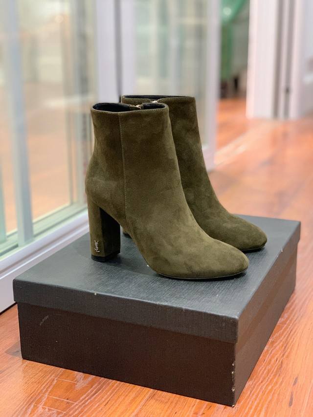 Sain* Laure* 经典高跟短靴。上脚舒适，简约百搭，显腿瘦又女神范十足。 材质：鞋面粒面牛皮和羊京。羊皮内里及垫脚，意大利真皮大底 。跟高8.5Cm。黑