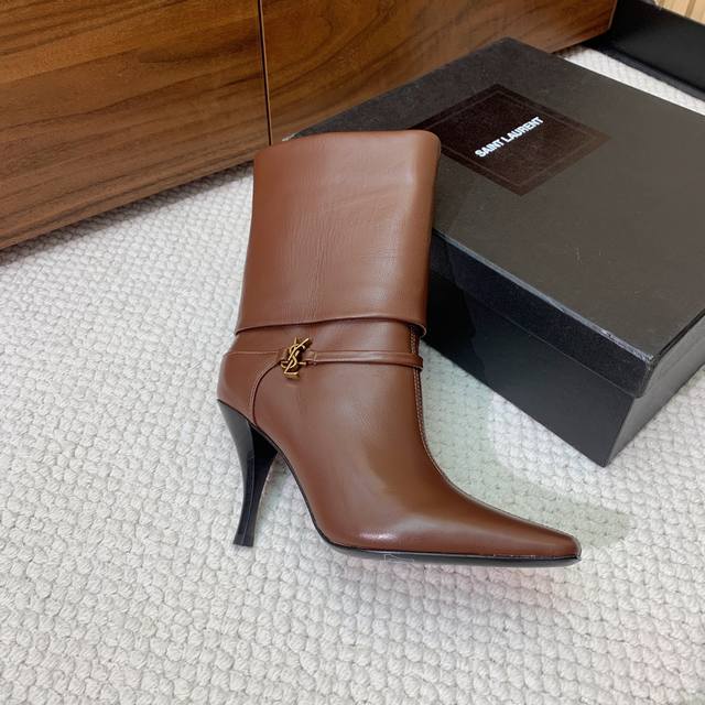 Sain* Laure* 高跟短靴。上脚舒适，简约百搭，显腿瘦又女神范十足。 材质：鞋面牛皮和羊京。羊皮内里及垫脚，真皮大底 。跟高9.5Cm。 码数：35-4