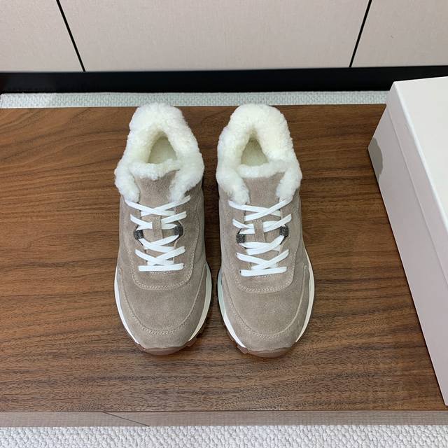 Brunell* Cucinell* 羊毛里休闲运动鞋。鞋面采用进口牛绒，羊毛内里，原版开模大底！上脚超舒适。 码数：35-42 35、41、42定制不退换 批