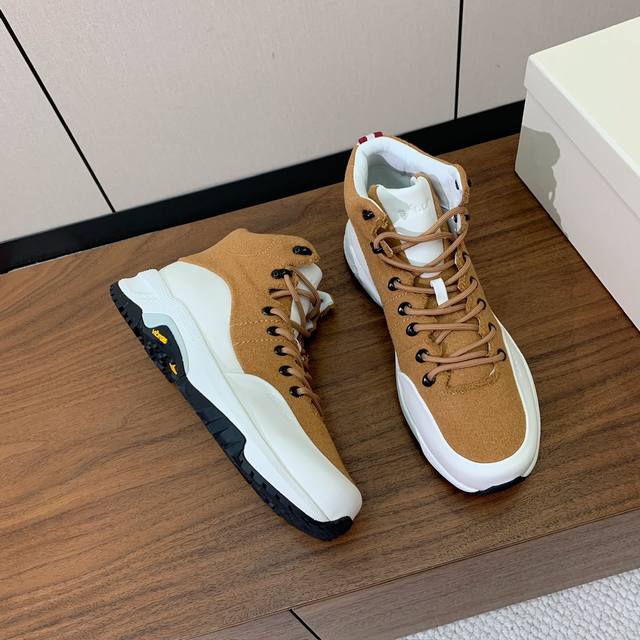 Bal*Y 贸易公司高帮原厂货。Vibram 厚底跑鞋提供运动风格的造型，采用保暖含进口澳洲羊绒 % 面料拼接头层牛皮，防滑又耐磨的专用大底 码数：38-45