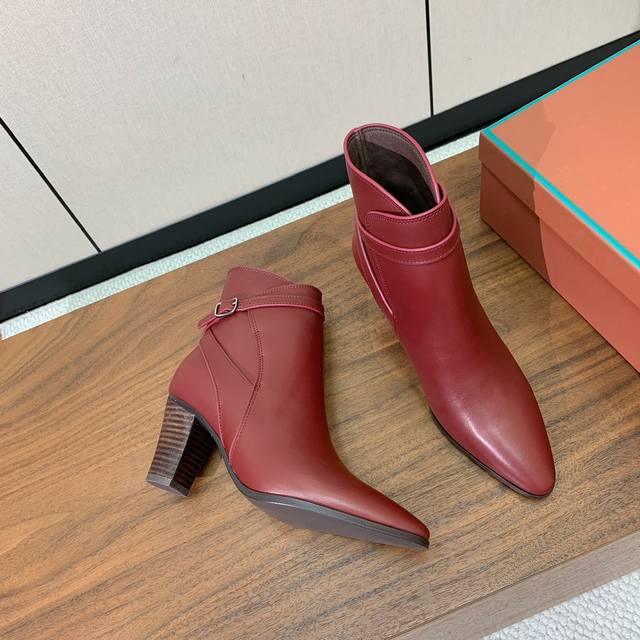 Loro piana 高跟短靴。恰到好处的靴筒高度包裹脚踝显瘦又不拖沓。鞋面小牛皮，羊皮内里及垫脚。真皮大底，跟高7Cm。 码数：35-42 40、41、42定