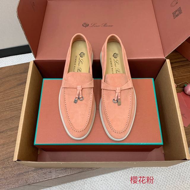 Loro piana 顶级版本乐福鞋，原版一比一。品牌低调奢华柔软一贯纯色简约的设计风格。皮质柔软舒适度极高 材质：鞋面定制胎牛绒，非常柔软 非羊京 牛皮垫脚、