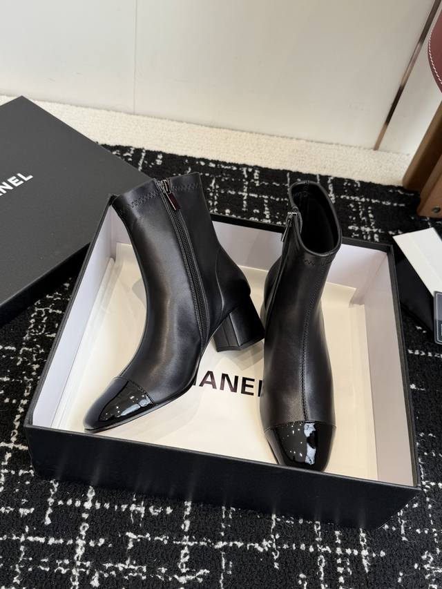 代购级 Chanel 小香 25Ss 秋冬新款 方头弹力拉链靴 这款厚底在欧美街拍中出境率超高，Ins也是火了一把，调鞋楦都调了一个月 整体线条流畅性保持跟原版