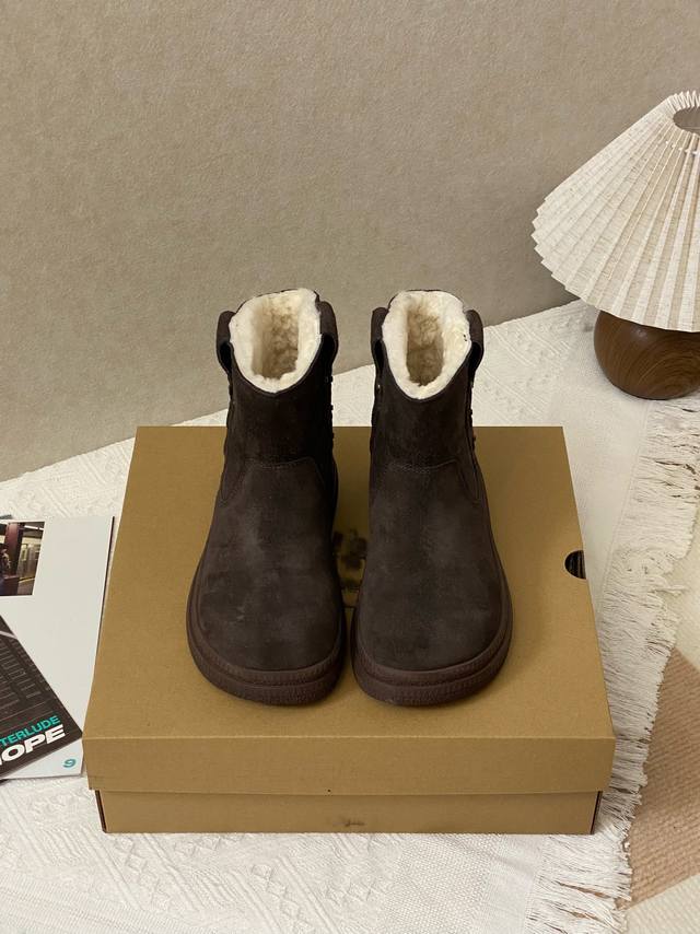 无论是搭配大衣、半裙还是牛仔裤，它都能轻松融入，成为你冬日造型的 点睛之笔。 这个冬天，定义你的复古风尚。 尺码：35-40 厂价p：