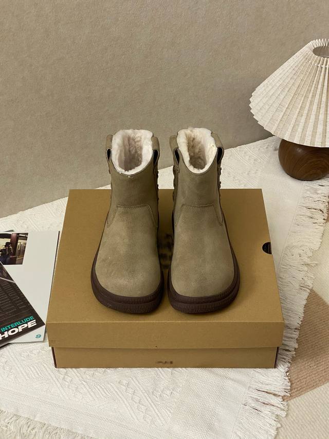 这不是一双普通的雪地靴。 它源自欧洲设计师的复古灵感，独特的 内外侧绑带设计 ，不仅是装饰，更复刻了旧时光的经典轮廓，让每一步都踏出优雅与风度。 尺码：35-4