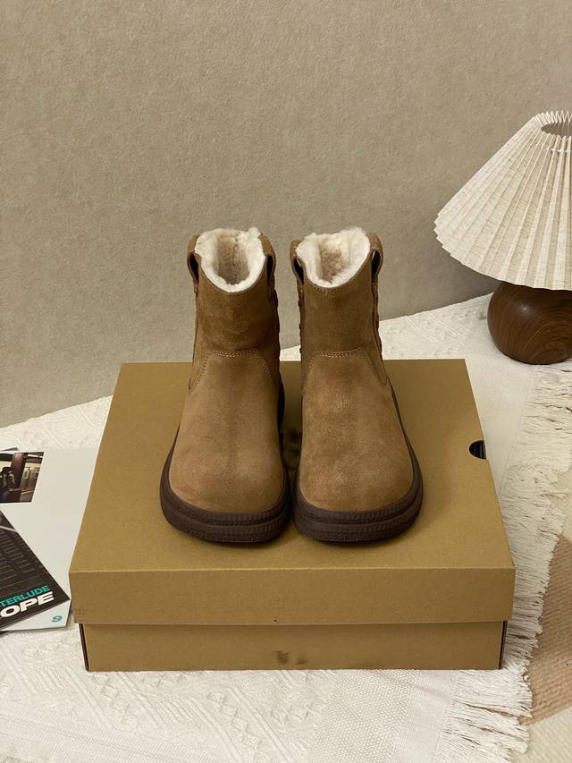 质感拼接鞋面 + 厚底设计 ，悄悄增高，拉长腿部线条 防滑耐磨大底 ，无惧雨雪，步履从容 头层牛皮鞋面 包裹 羊皮毛一体内里 ，1.5Cm黄金羊毛绒，锁住温度