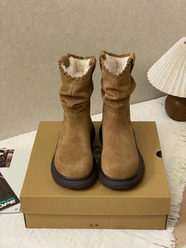 独家亮点升级： 靴筒专属打褶设计，超显腿直腿细 鞋底前薄后厚，行走如履平地，防滑耐磨 内里鞋垫羊皮毛一体，羊毛长达1.5Cm 鞋面覆头层牛皮，保暖同时拒绝闷脚