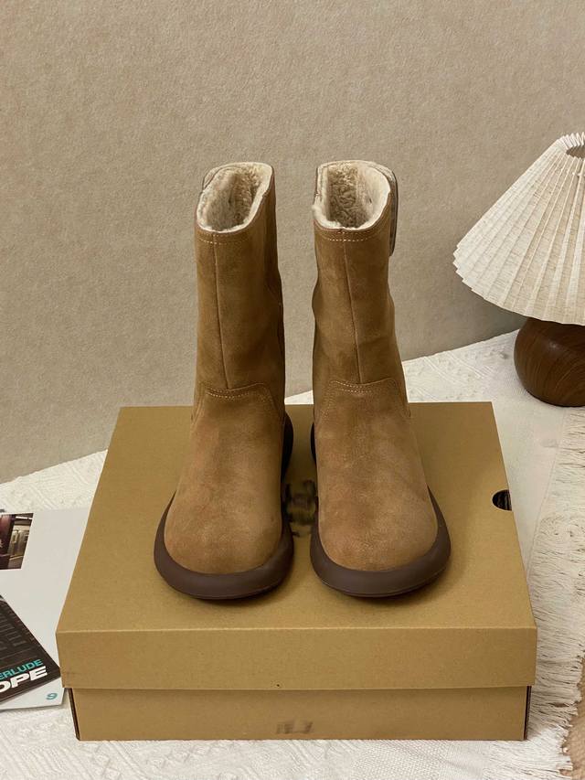 匠心细节： 高筒靴型搭配立体拼接鞋面 后跟精致金属扣点缀时尚基因 牛皮鞋面邂逅羊皮毛一体内里 1.5Cm黄金厚度羊毛锁温系统 轻量化防滑大底打造零负重体验 一鞋