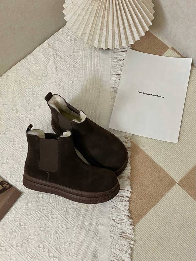 冬日搭配王 牛仔裤 连衣裙 大衣 羽绒服统统能搭 从初冬穿到深冬，一双搞定所有造型 尺码：35-40 厂价p：