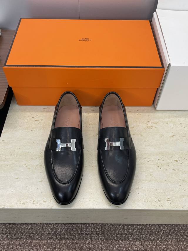 工厂p价p 莞货 代购级 爱马仕 Hermes 2025秋冬新款paris拼色低跟芭蕾舞女鞋 H家字母Logo五金扣平底圆头乐福鞋 材质：鞋面进口小牛皮+水染牛