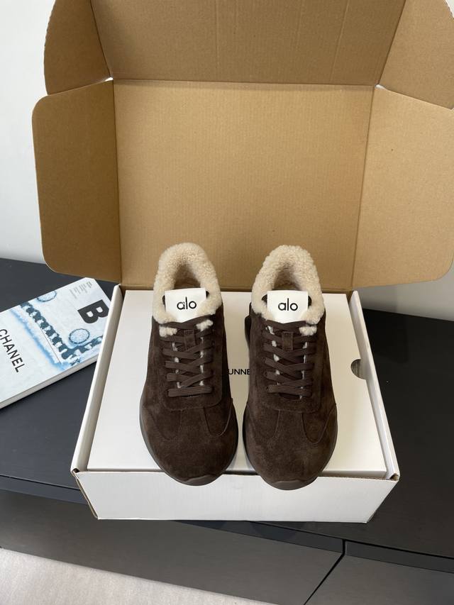 Alo 秋冬新款 厚底休闲 运动跑步瑜伽鞋 今年超火的品牌 好多明星网红种草 上脚超级百搭 而且超级舒适 是厚底款但是上脚一点都不沉非常轻便 套上袜套搭配更好看