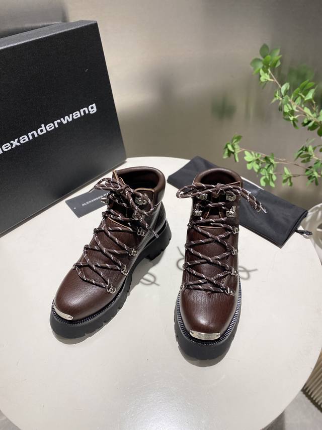大王 新款！高品质Alexande* Wang原版1:1的材料，亚历山大王厚底增高鞋，穿上秒变大长腿，这款经典马丁靴加上最新的创意批由进口小牛皮压纹工艺制成，