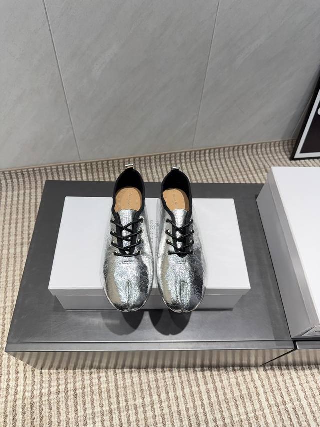 出厂: 独家顶级版本 Maison Margiela马吉拉25Vs秋季新款分趾乐福单鞋系列 分趾乐福单鞋 原版一比一打造舒适度，包裹性都比较好，个性十足，很好驾