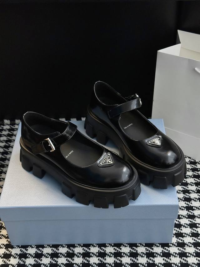 新品玛丽珍乐福鞋 鞋跟5.5Cm乐福出新款啦，采用了更有质感的开边珠牛皮，加高了鞋底却保持极轻的重量。太百搭了！可盐可甜 穿各种小裙子小短裤再配个袜子很绝~ 鞋