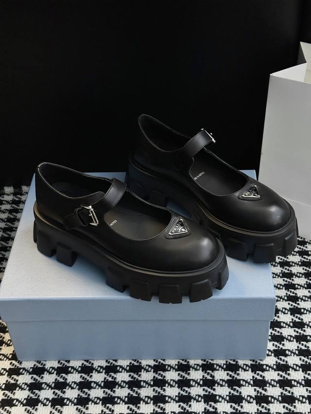 新品玛丽珍乐福鞋 鞋跟5.5Cm乐福出新款啦，采用了更有质感的开边珠牛皮，加高了鞋底却保持极轻的重量。太百搭了！可盐可甜 穿各种小裙子小短裤再配个袜子很绝~ 鞋