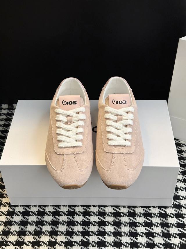 联名款小众男女同款麂皮德训鞋毛里 材质党狂喜：细腻麂皮面料，摸起来软乎乎，自带哑光高级感，纹理细腻到能感受到用心；鞋舌的品牌标识低调点睛，线条简约却藏着 Old