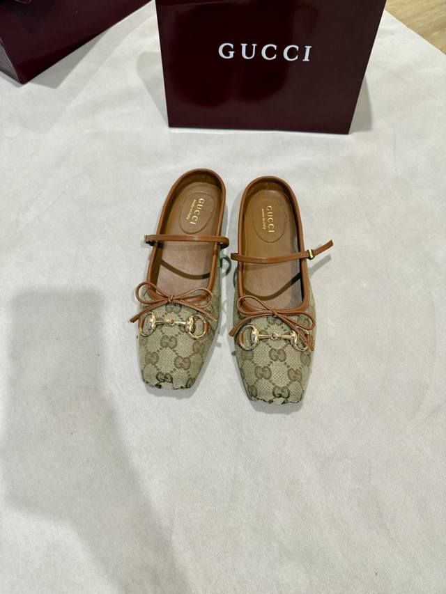 Gucc 2025早秋25系列新品平底芭蕾鞋马衔扣新款小方头拖鞋，鞋头方形设计搭配雅致的蝴蝶结细节，经典精致优雅俏皮时髦平底鞋，凉拖，打造出色的穿着体验。 面料