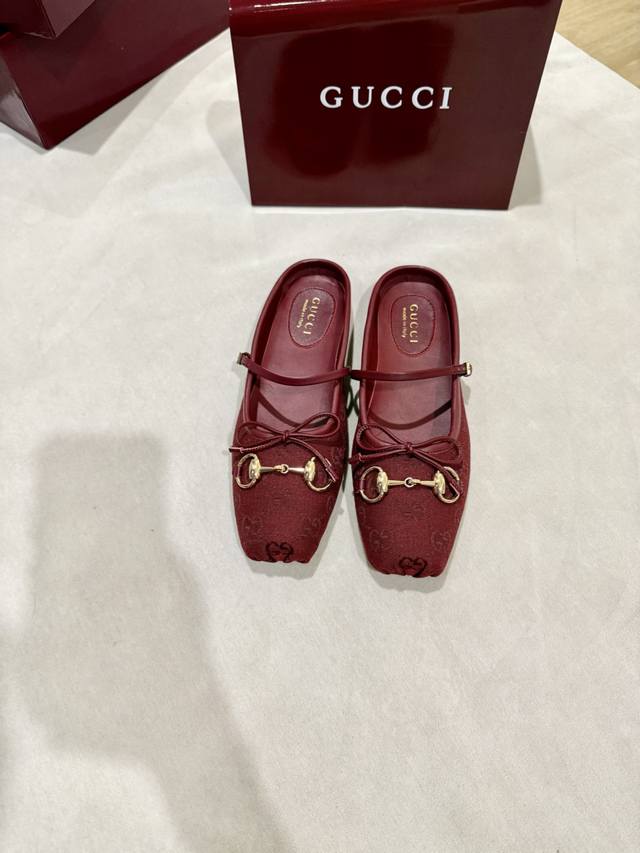 Gucc 2025早秋25系列新品平底芭蕾鞋马衔扣新款小方头拖鞋，鞋头方形设计搭配雅致的蝴蝶结细节，经典精致优雅俏皮时髦平底鞋，凉拖，打造出色的穿着体验。 面料